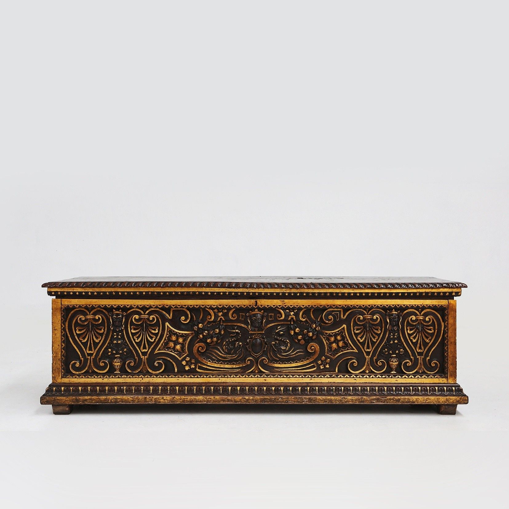 Large 16th century carved and polychroom painted oak Venetian chest, Italy-img